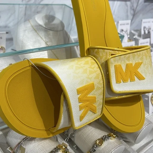 Michael Kors Slide Logo Sandals Palmer Ombré Signature
Daisy Yellow 
NWT - Picture 16 of 16